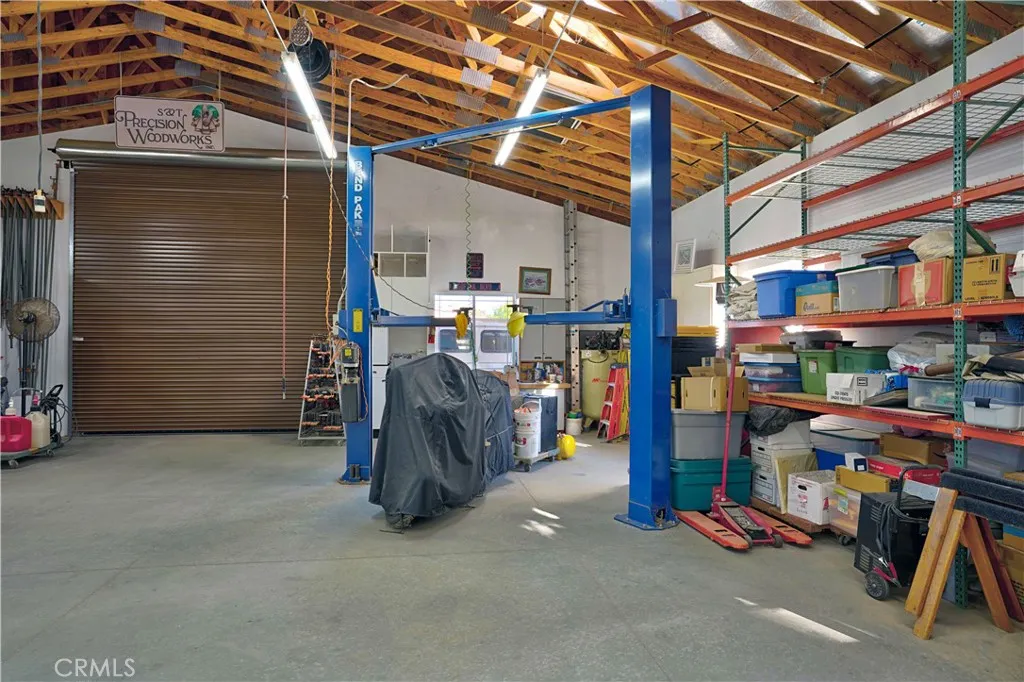 Auto-lift in workshop - conveys with property