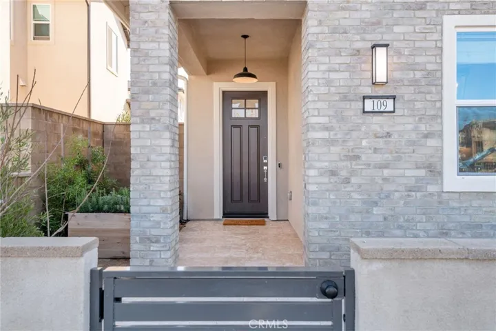 Entrance pony wall with Gate
