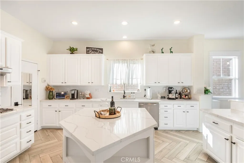 8824 Soothing Court, Corona, California 92883 home-pic-16