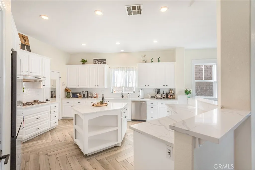 8824 Soothing Court, Corona, California 92883 home-pic-15