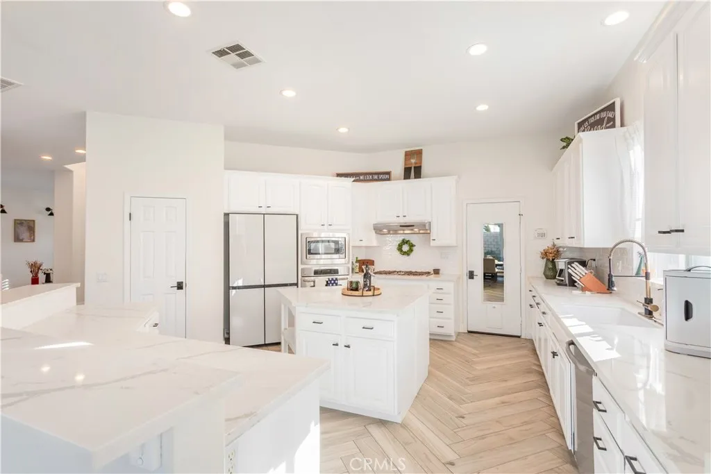 8824 Soothing Court, Corona, California 92883 home-pic-18