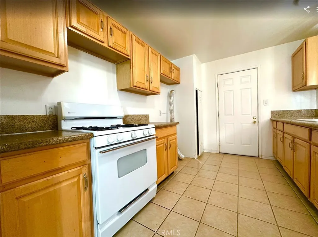 39302 10th E, Palmdale, California 93550 home-pic-9