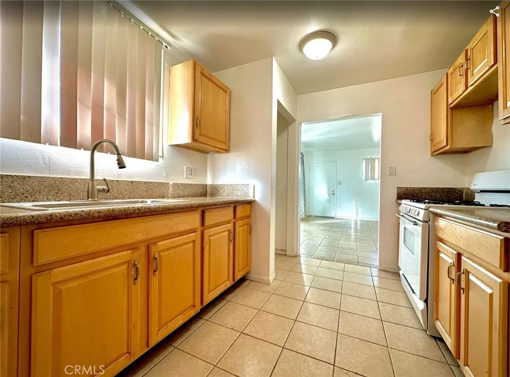 39302 10th E, Palmdale, California 93550 home-pic-10