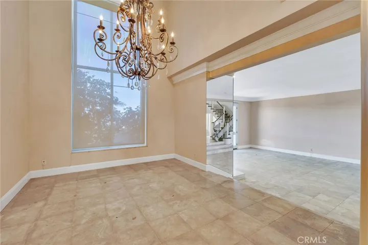 Formal Dinning. Room with Vaulted Ceiling