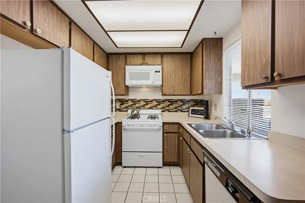 643 W Villa Chaparral, San Jacinto, California 92583 home-pic-8