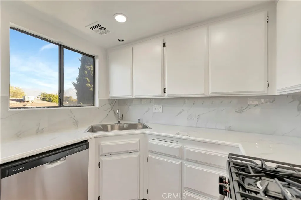 609 E Phillips, Pomona, California 91766 home-pic-16