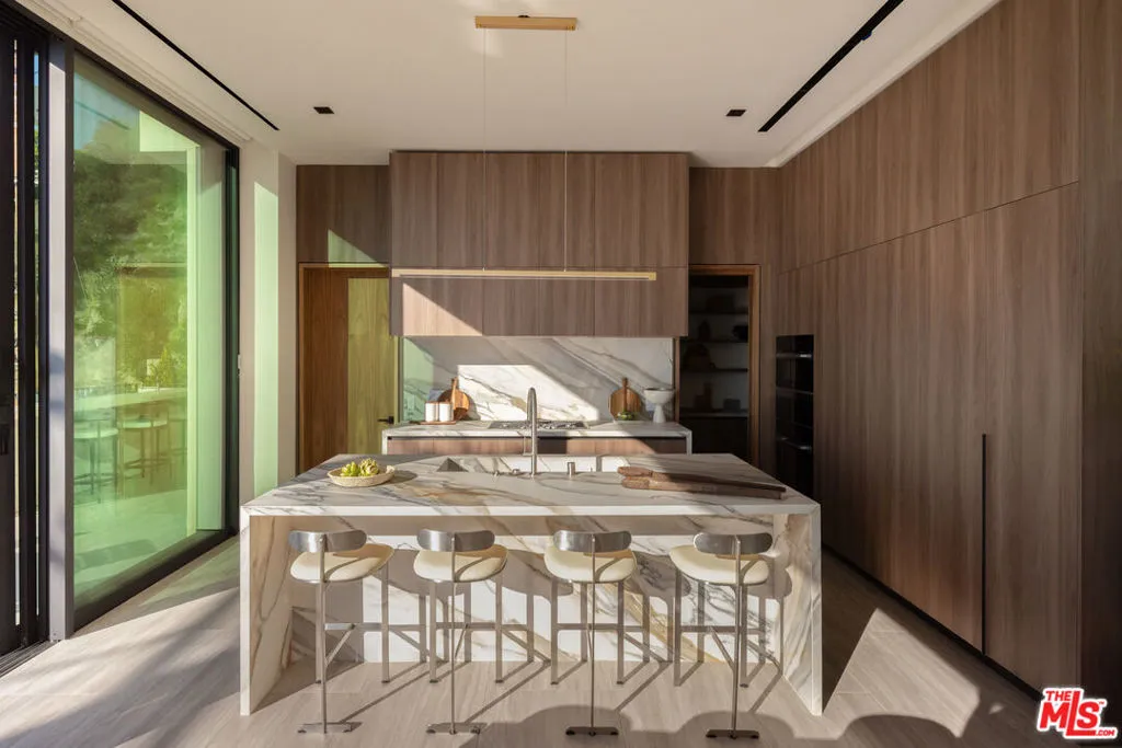 8777 W Hollywood Blvd, Los Angeles, California 90069 home-pic-8