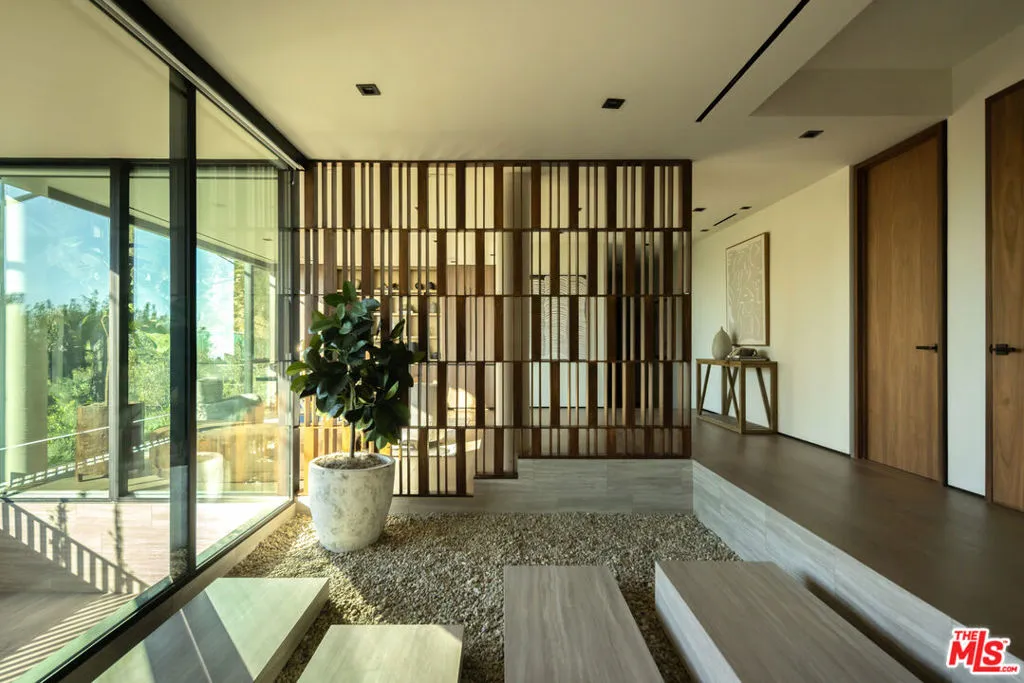 8777 W Hollywood Blvd, Los Angeles, California 90069 home-pic-2