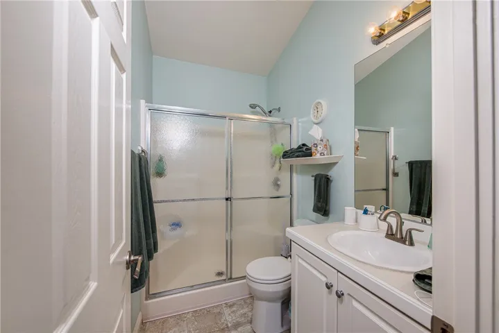 Full hall guest bathroom.