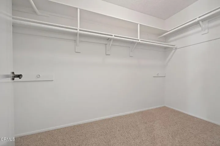 25-web-or-mls-UpmarketMedia_17164V-116