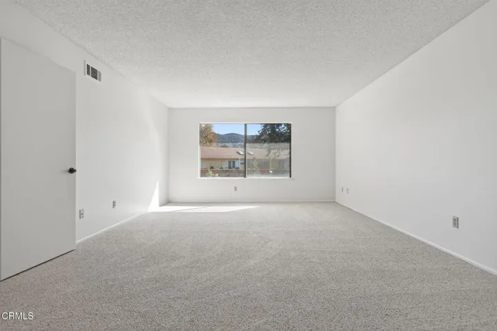 20-web-or-mls-UpmarketMedia_17164V-099