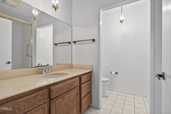 16-web-or-mls-UpmarketMedia_17164V-083