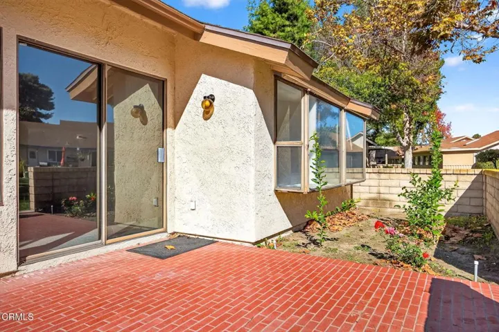 30-web-or-mls-UpmarketMedia_17164V-172