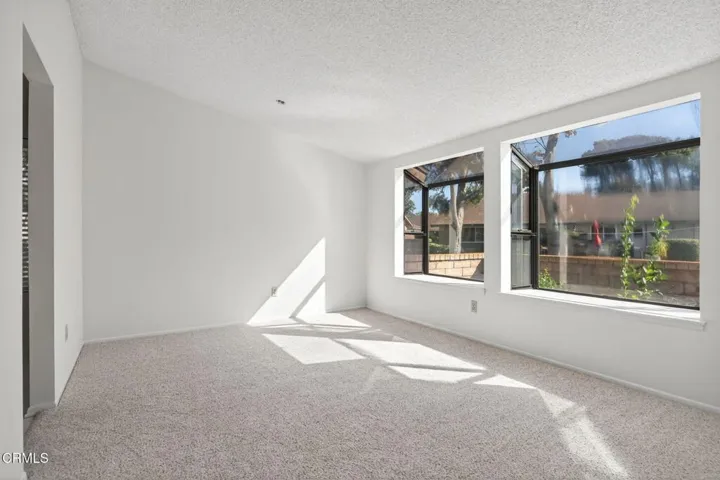 7-web-or-mls-UpmarketMedia_17164V-031