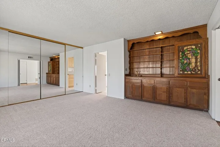 14-web-or-mls-UpmarketMedia_17164V-074