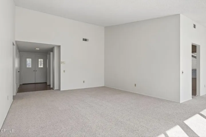 6-web-or-mls-UpmarketMedia_17164V-029