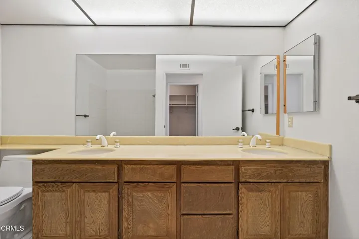 24-web-or-mls-UpmarketMedia_17164V-109