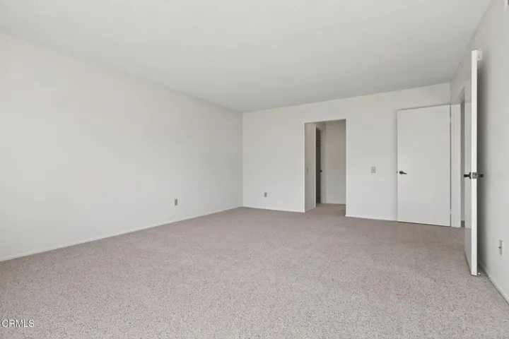23-web-or-mls-UpmarketMedia_17164V-108