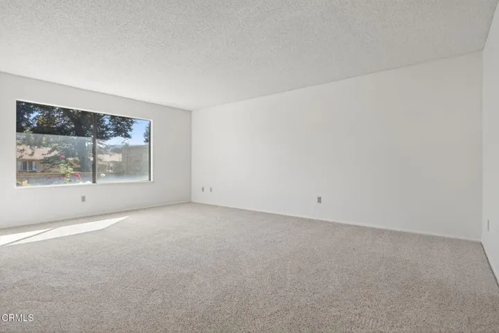 19-web-or-mls-UpmarketMedia_17164V-094