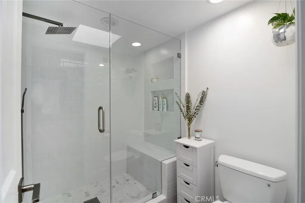 18741 Hatteras Street 1, Tarzana, California 91356 home-pic-18