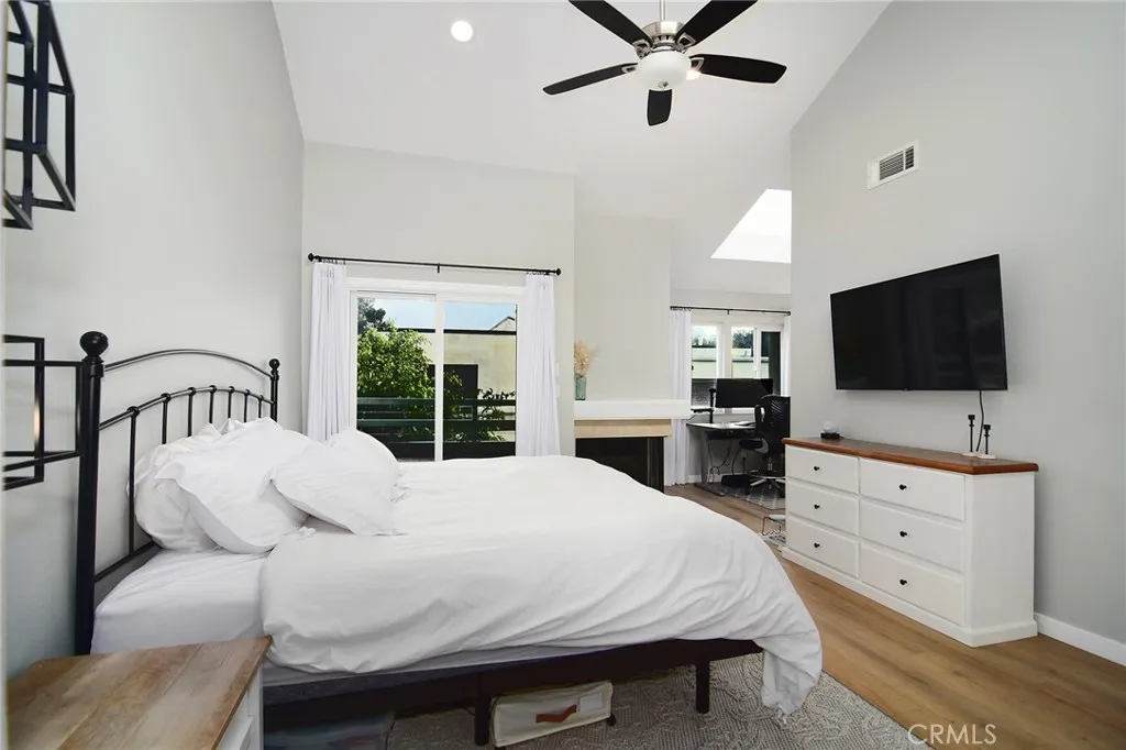 18741 Hatteras Street 1, Tarzana, California 91356 home-pic-14