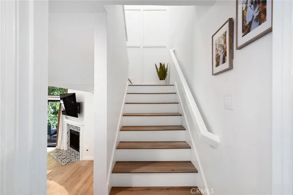 18741 Hatteras Street 1, Tarzana, California 91356 home-pic-12