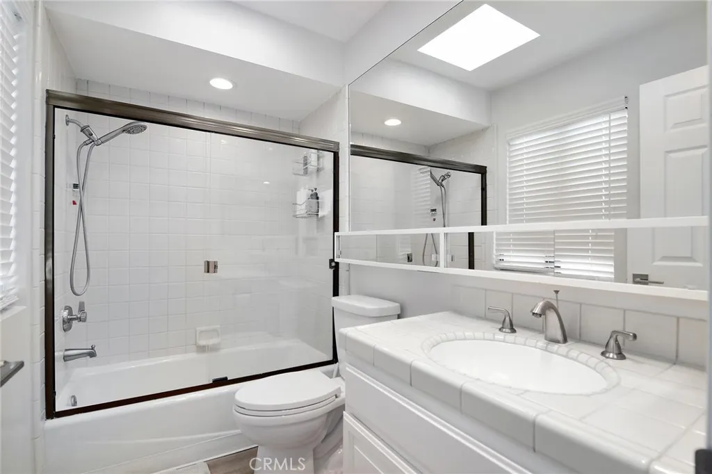 18741 Hatteras Street 1, Tarzana, California 91356 home-pic-21