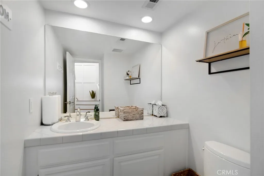 18741 Hatteras Street 1, Tarzana, California 91356 home-pic-11