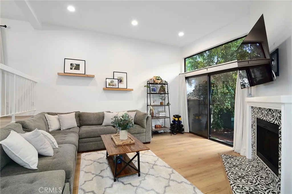 18741 Hatteras Street 1, Tarzana, California 91356 home-pic-3