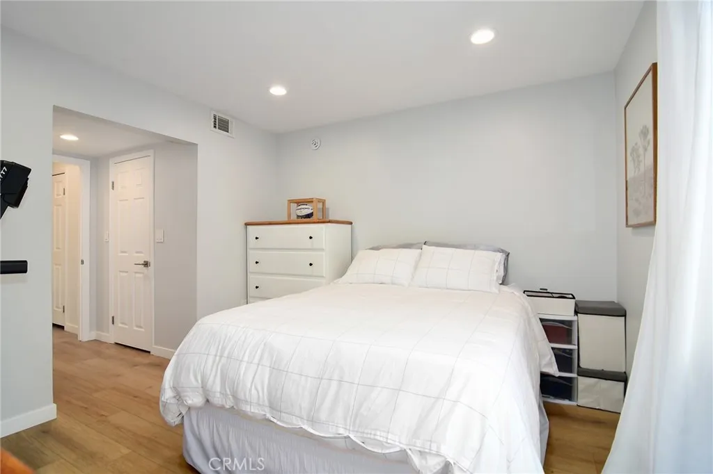 18741 Hatteras Street 1, Tarzana, California 91356 home-pic-20