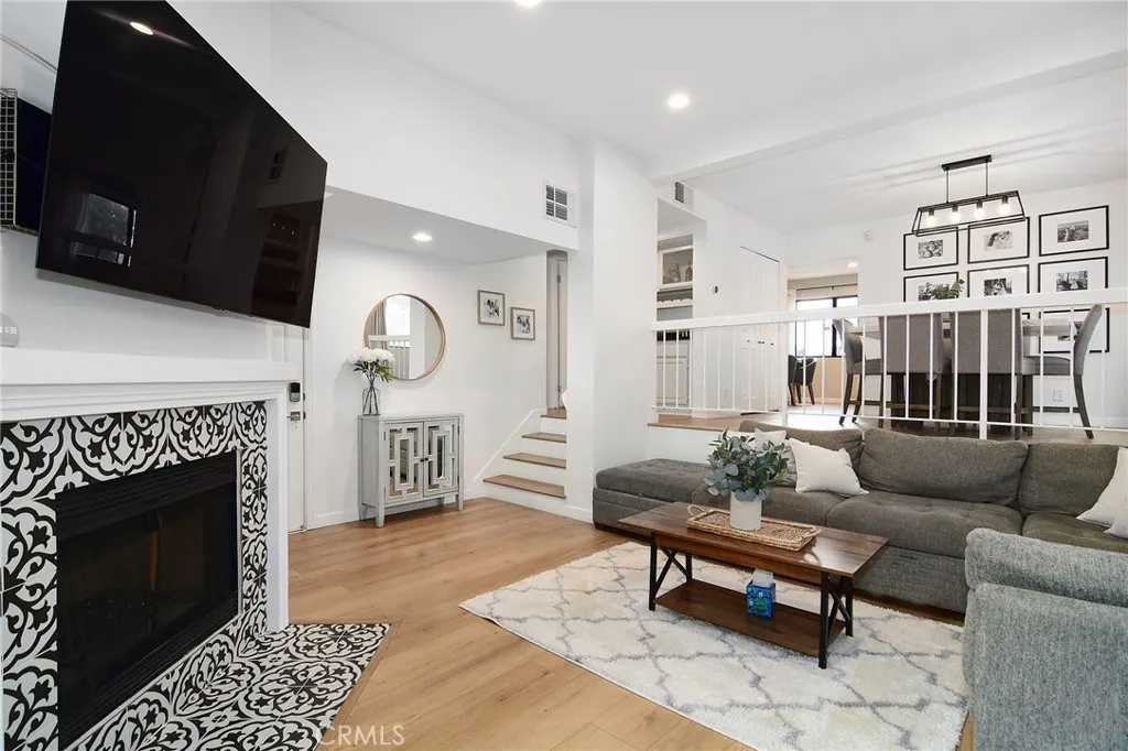 18741 Hatteras Street 1, Tarzana, California 91356 home-pic-2