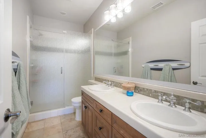 Hall bath shared by two secondary bedrooms