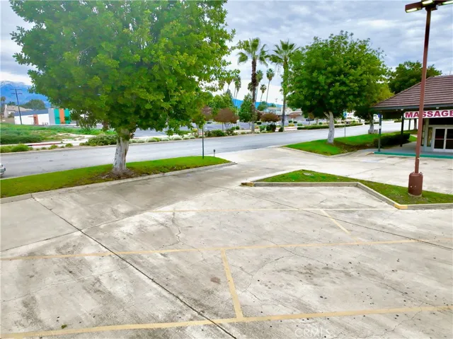 ingress/egress from Holt BLvd.