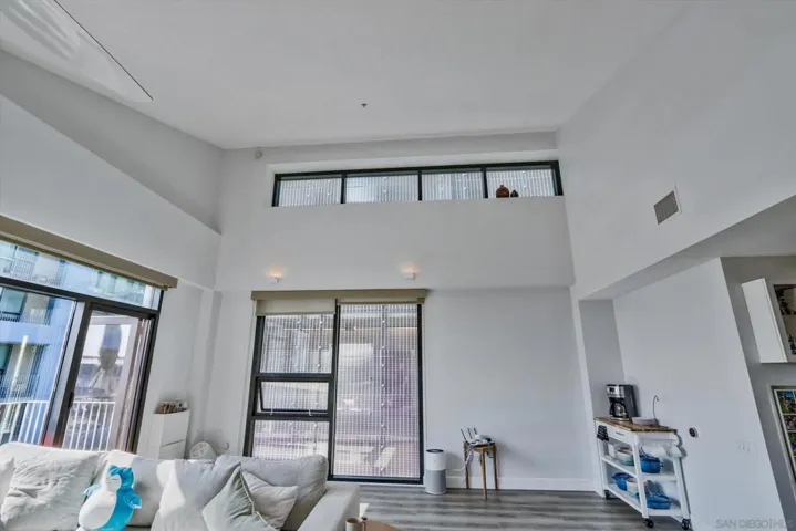 STUNNING OPEN KITCHEN FLOORPLAN-VAULTED CEILINGS-REMODELED KITCHEN-HARWOOD FLOORING-AMAZING CITY PETCO PARK VIEWS VIEWS