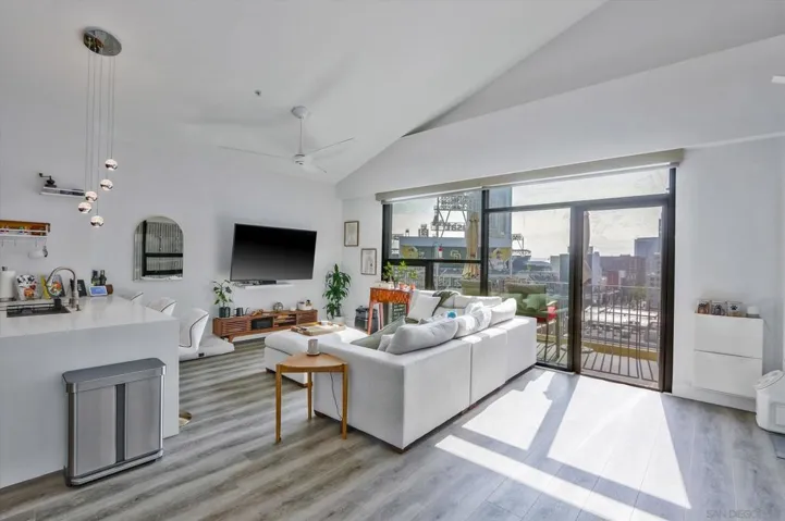 STUNNING OPEN KITCHEN FLOORPLAN-VAULTED CEILINGS-REMODELED KITCHEN-HARWOOD FLOORING-AMAZING CITY PETCO PARK VIEWS VIEWS