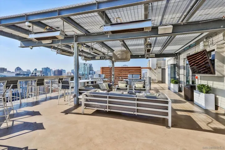ICON'S STUNNING 26TH FLOOR ROOFTOP WITH SO MUCH TO SEE, WATER, BAY, PETCO PARK, CITYSCAPE, CORONADO ISLAND/BRIDGE! ENJOY A BBQ OR HOST FRIENDS AND GATHER.