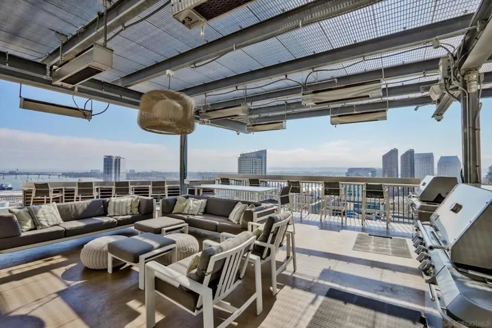 ICON'S STUNNING 26TH FLOOR ROOFTOP WITH SO MUCH TO SEE, WATER, BAY, PETCO PARK, CITYSCAPE, CORONADO ISLAND/BRIDGE! ENJOY A BBQ OR HOST FRIENDS AND GATHER.