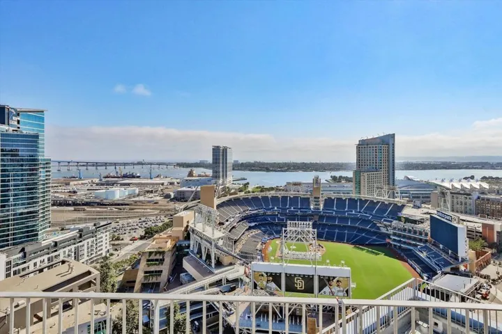 ICON'S STUNNING 26TH FLOOR ROOFTOP WITH SO MUCH TO SEE, WATER, BAY, PETCO PARK, CITYSCAPE, CORONADO ISLAND/BRIDGE! ENJOY A BBQ OR HOST FRIENDS AND GATHER.