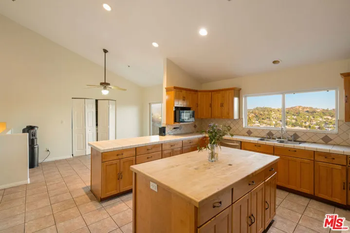 Expansive kitchen