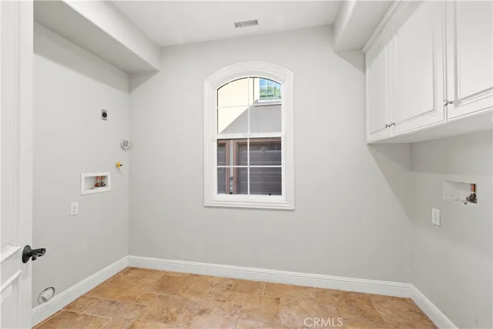 Large Laundry w hookups for 4 units