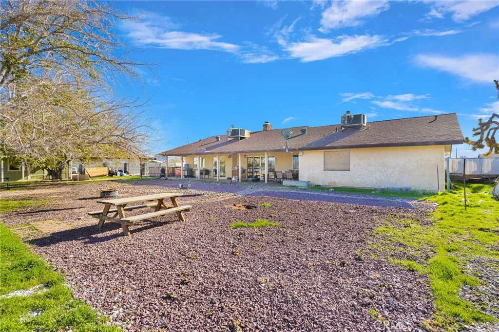 14010 Jicarilla Rd, Apple Valley, California 92307 home-pic-12