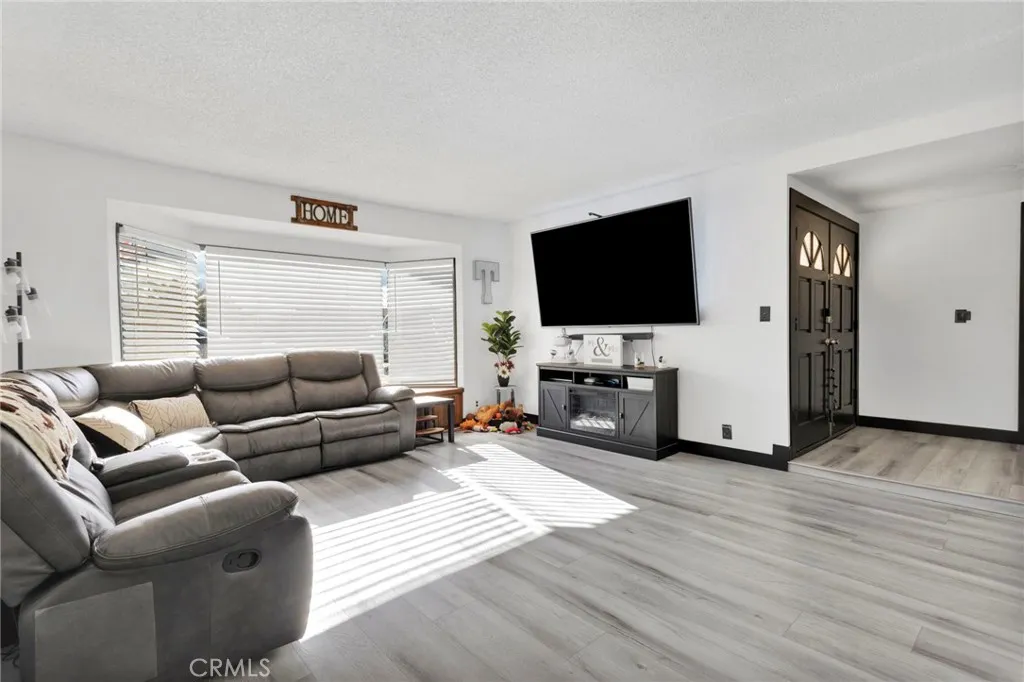 14010 Jicarilla Rd, Apple Valley, California 92307 home-pic-2