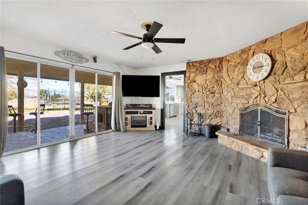 14010 Jicarilla Rd, Apple Valley, California 92307 home-pic-4
