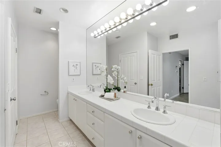 4747 Ellenita, Tarzana, California 91356