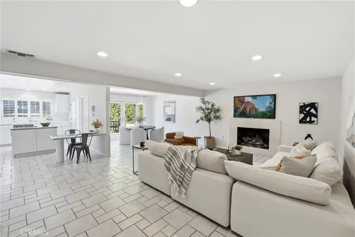 4747 Ellenita, Tarzana, California 91356