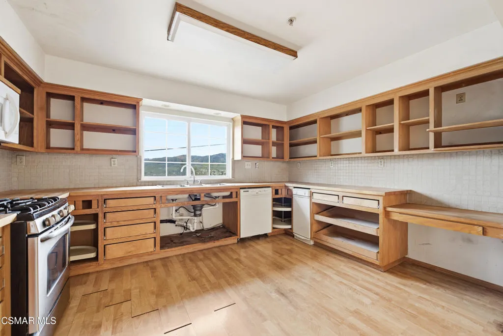 6130 Birch Street, Simi Valley, California 93063 home-pic-18