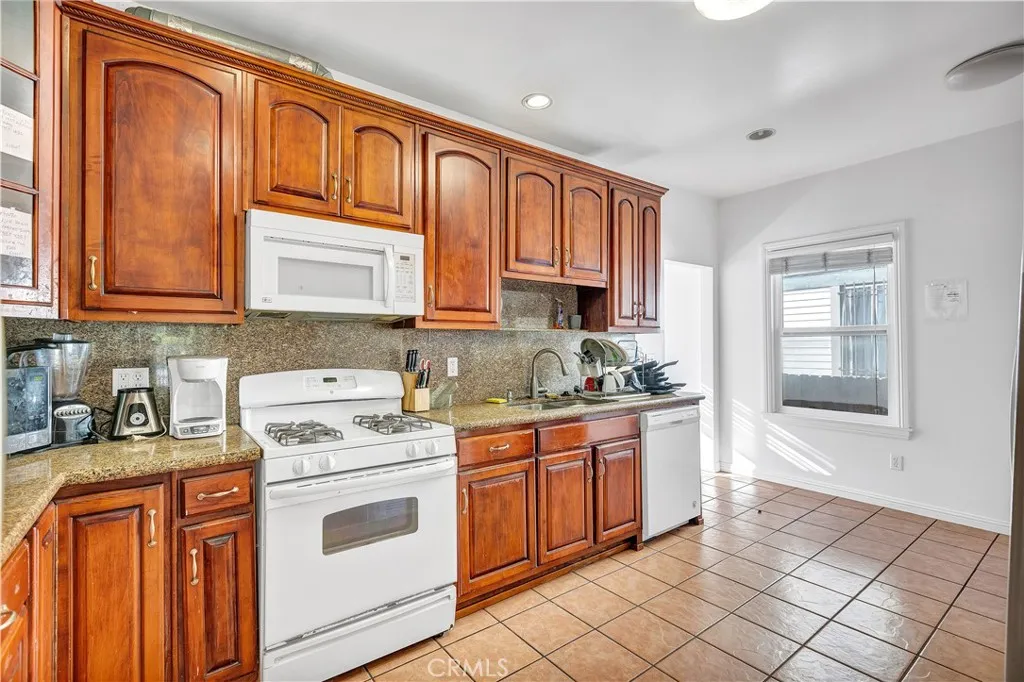2641 S Catalina Street, Los Angeles, California 90007 home-pic-6