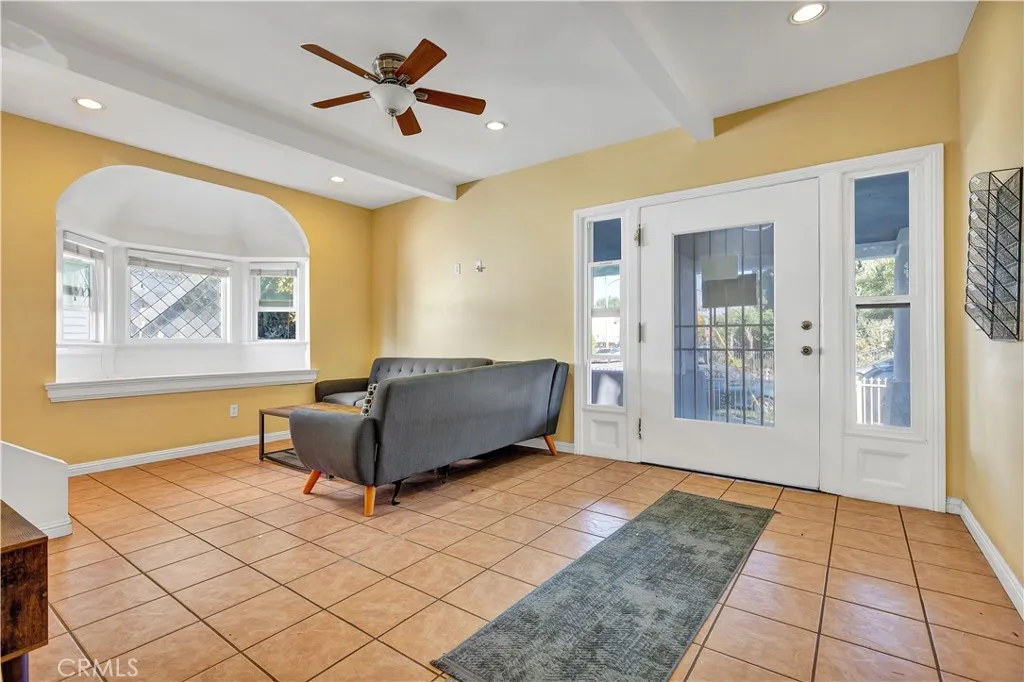 2641 S Catalina Street, Los Angeles, California 90007 home-pic-4