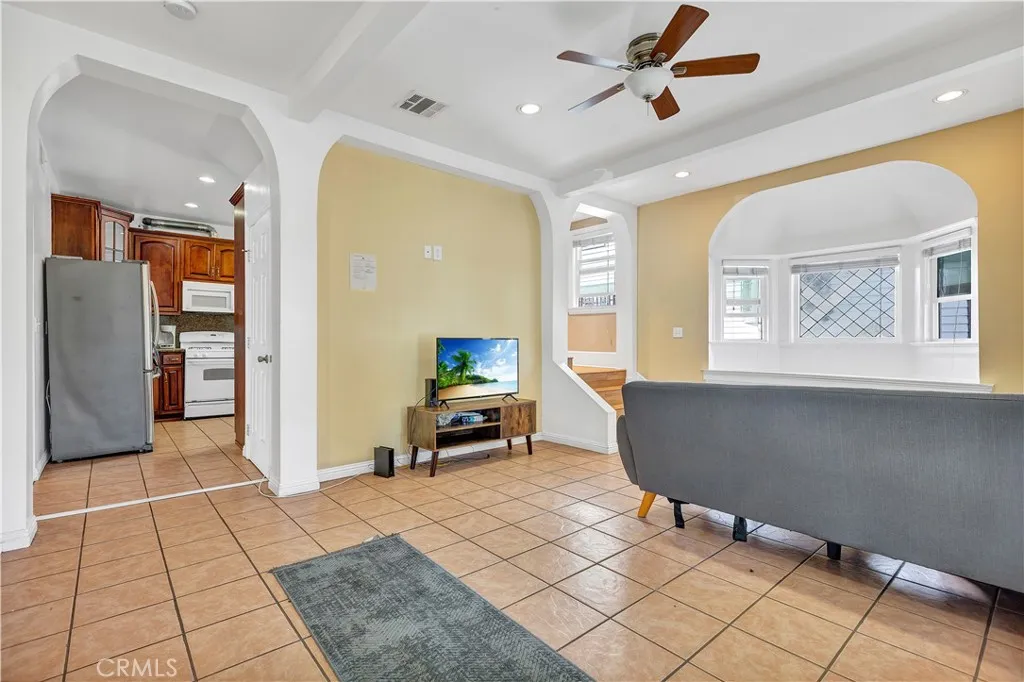 2641 S Catalina Street, Los Angeles, California 90007 home-pic-3