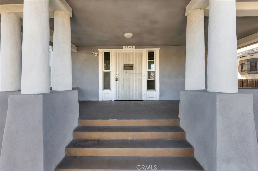 2641 S Catalina Street, Los Angeles, California 90007 home-pic-2